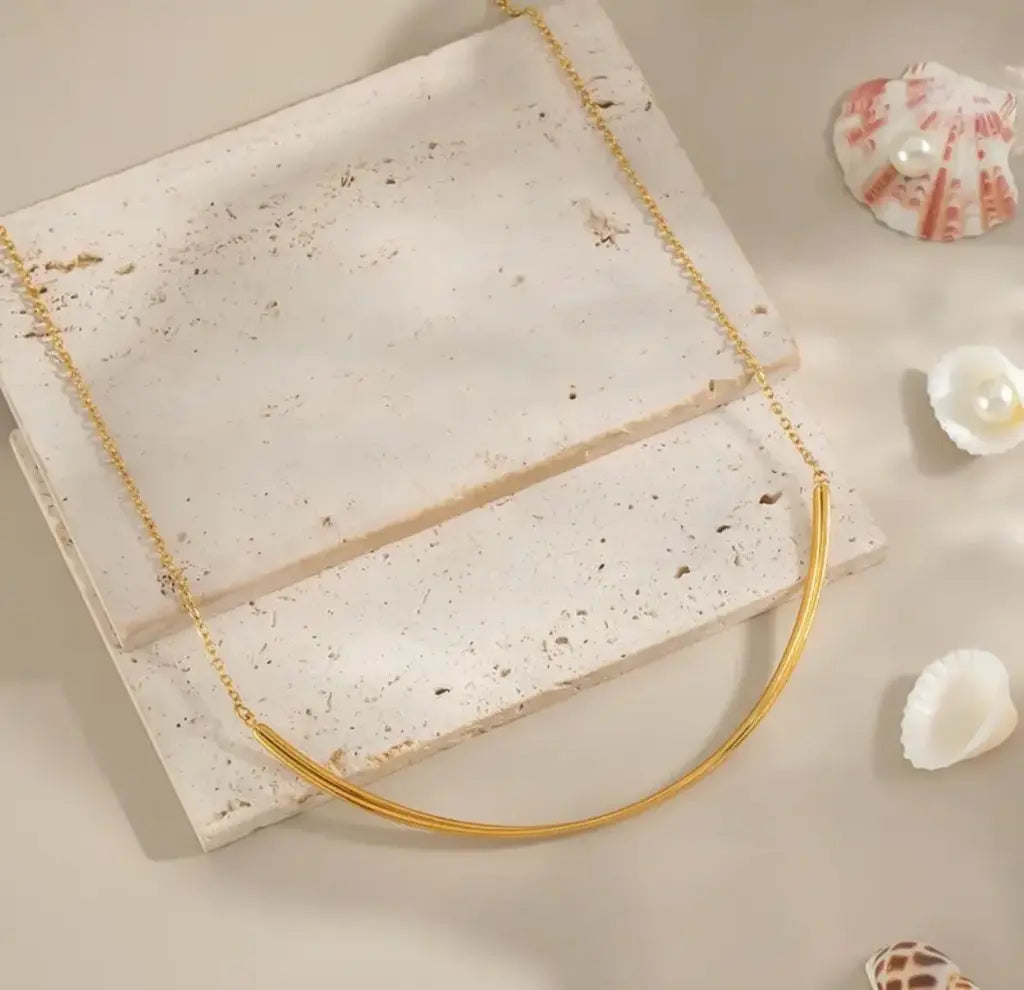Aurea Curve Necklace
